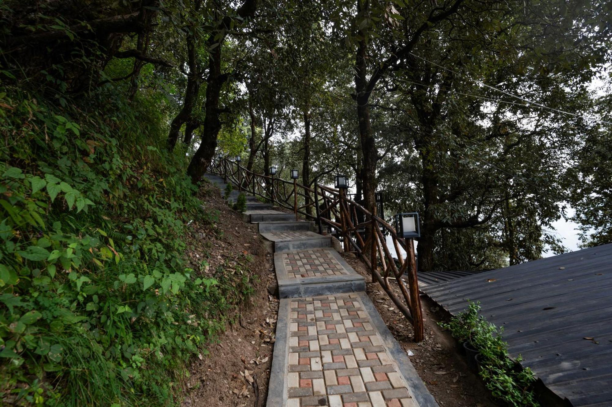 The Whispering Oaks Hotel Nainital Exterior foto